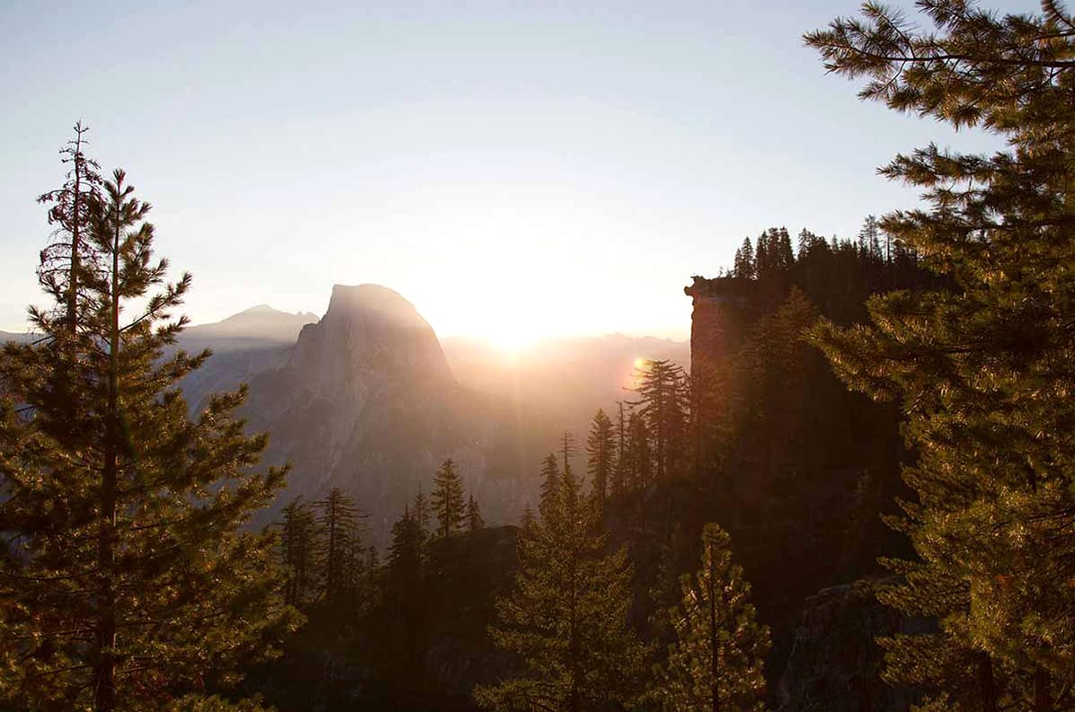 スポーツ:OUTDOOR アウトドア 季節や気候といった様々な天候に合わせ、全てにおいて多機能性を提供いたします。外気温や運動環境に合わせ、独自素材にて開発し、時期によって使い分けられる「新素材」を目指します。