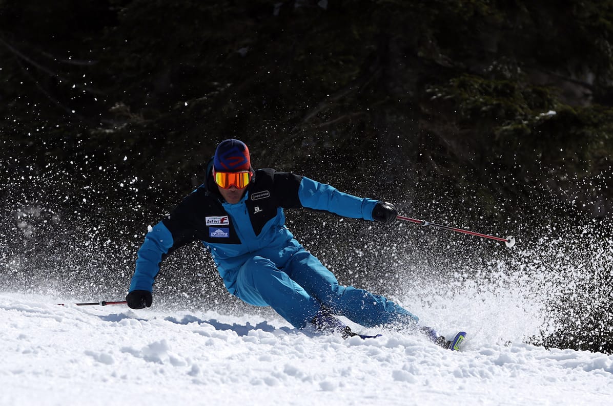 スポーツ:SKI スキー トップスキーヤーをはじめ、全国のインストラクターやパトロールに向けた「素材」に重視。防寒力は勿論、汗などのムレを制御させ、快適さを演出。荷物としても、がさばらず、シワも無く、しかも速乾性や抗菌力により、連泊といった時にも最適。