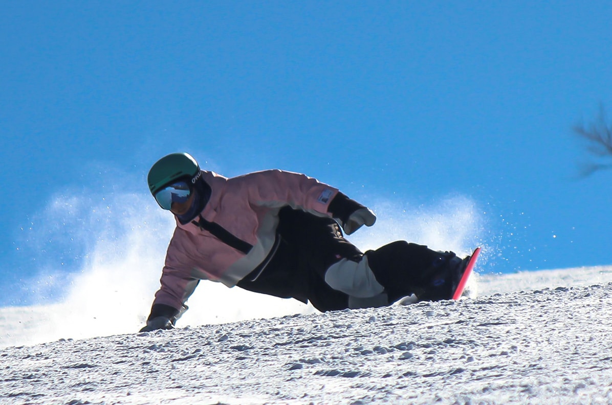 スポーツ：SNOWBOARD スノーボード　フリースタイルやパイプといった全横乗り競技に至り、五輪やワールドカップで戦うトップライダーが愛用。薄くて丈夫なレイヤーは、アウターとしても人気。